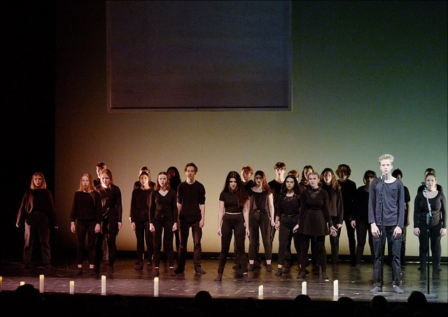 Performance "Mare nostrum oder Wenn sie nicht gerettet wurden, dann rudern sie noch heute" (GSB Staddteilschule Bergedorf)