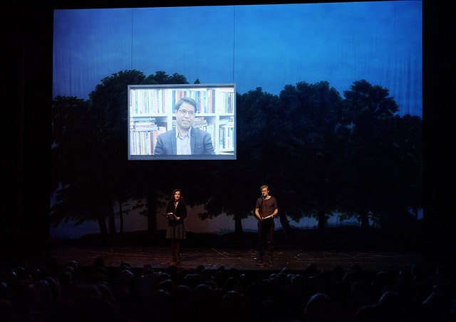 Dr. Ram Prasad Bhatt (Lektor für Hindi, Universität Hamburg (Video)) und Thalia Theater Ensemble